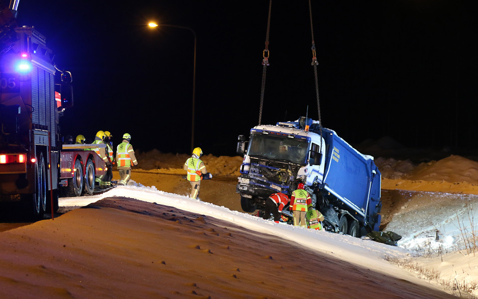 Onnettomuuspaikkaa raivattiin lauantaina.
