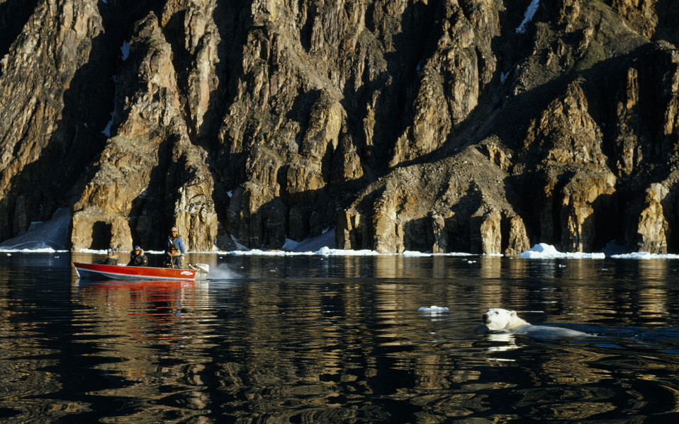 Inuitit katsoivat jääkarhun uintia Baffinin saarella vuonna 2012.