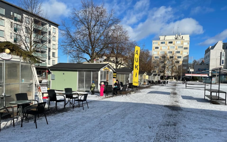 Kahvikojuja talvisessa maisemassa Lappeenrannan kauppatorilla