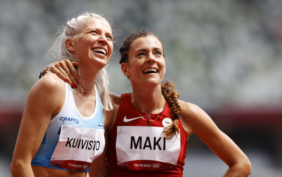 Sara Kuivisto och Kristiina Mäki kramar om varandra.
