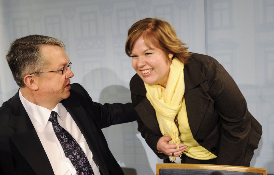 Uusi sosiaali- ja terveysministeri Juha Rehula (vas.) erityisavustajansa Annika Saarikon kanssa ensimmäisessä tiedotustilaisuudessaan Helsingissä 24. toukokuuta 2010.