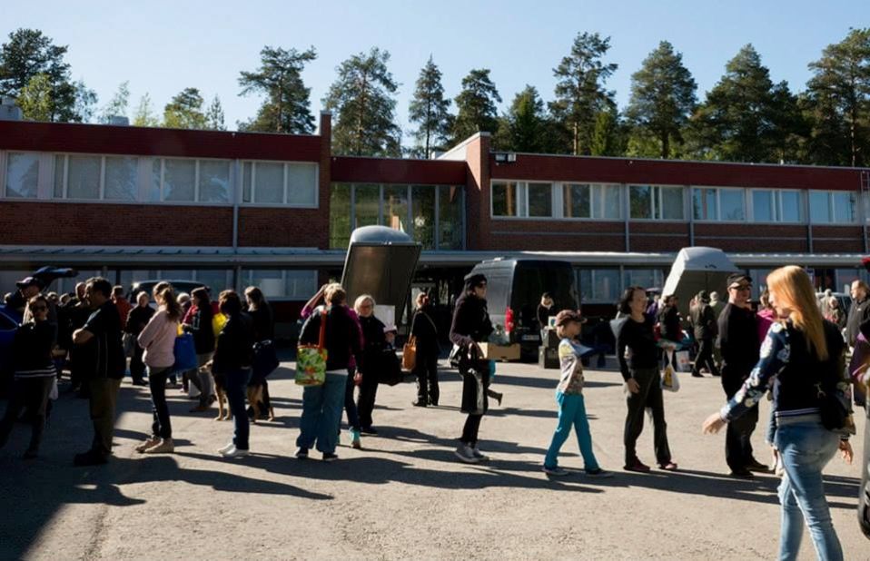 Ihmisiä Oulun REKO-lähiruokaryhmän tilaisuudessa, jossa tuottajat myivät ruokaa suoraan kuluttajille.