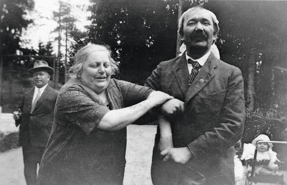 Eino Leino ja Syvärannan emäntä rva Ljung 1925. Vas. Armas Maasalo, kärryissä Erkki Paavilainen.
