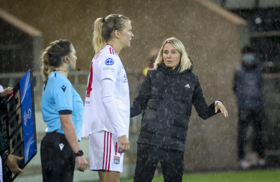 Sonia Bompastor jakaa ohjeita Ada Hegerbergille, kun tämä on menossa kentälle.