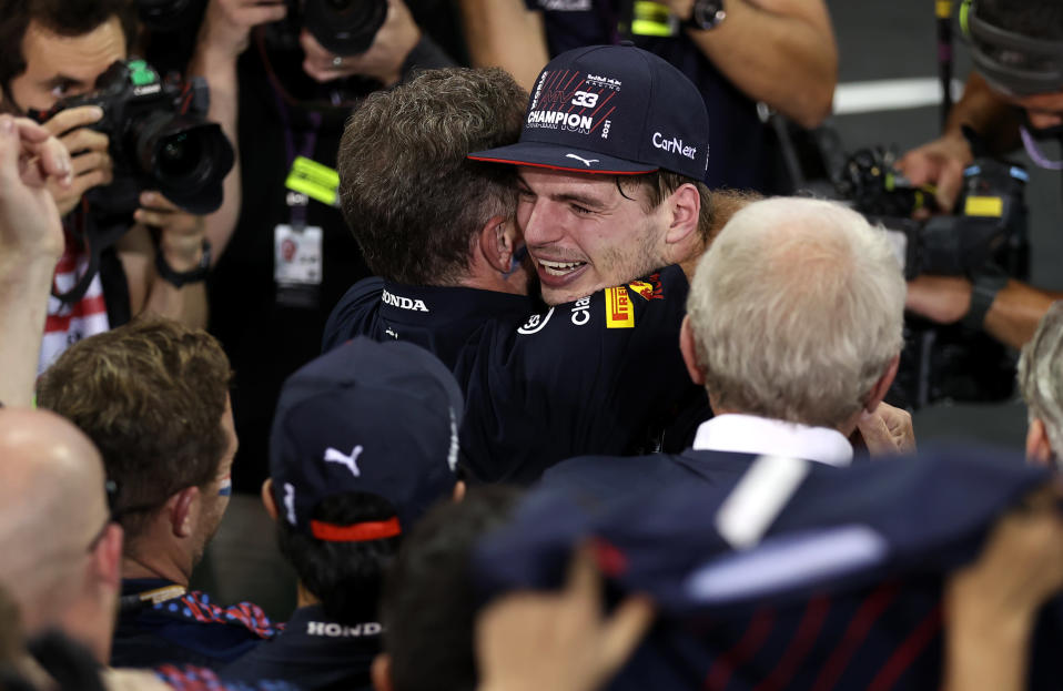 Christian Horner onnittelee Max Verstappenia.