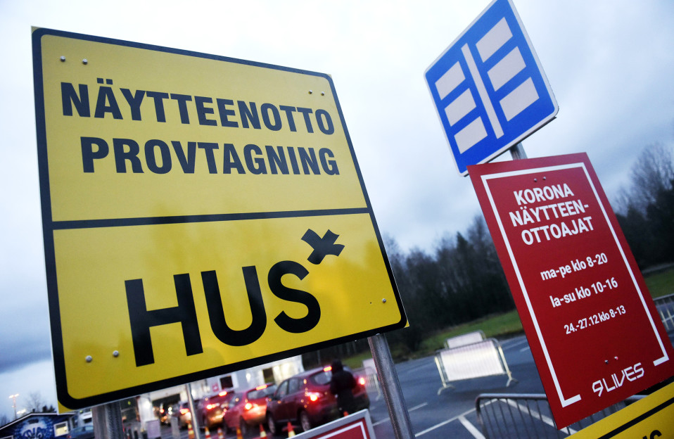 Autojono HUSin ja 9Lives-yhtiön yhteiseen koronatestauspisteeseen Vantaan Koivukylässä Havukosken liikuntapuistossa 1. joulukuuta.