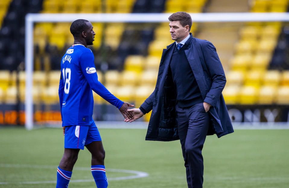 Glen Kamara ja Rangersin entinen päävalmentaja Steven Gerrard.