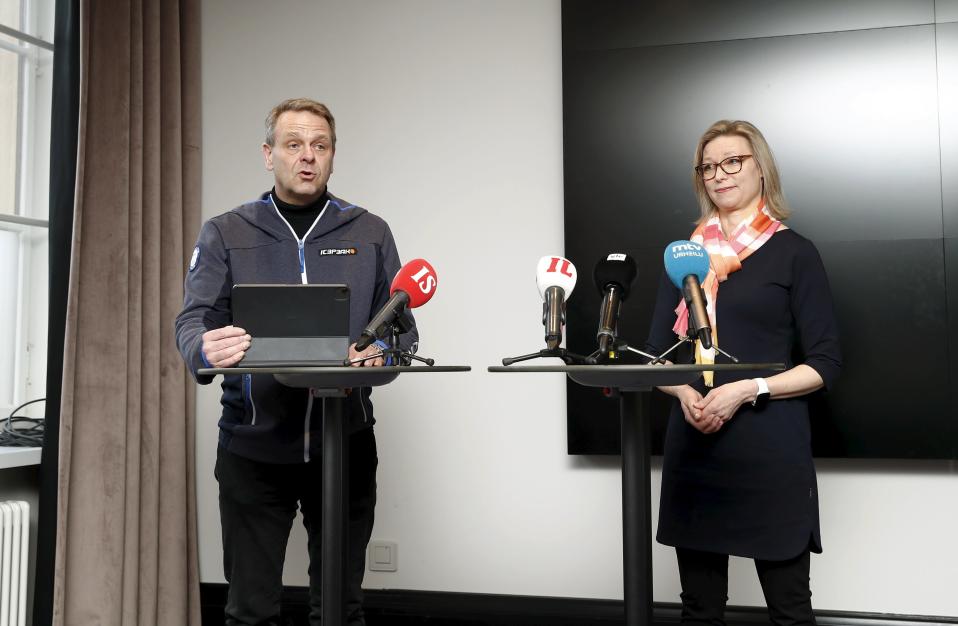 Olympiakomitean puheenjohtaja Jan Vapaavuori (vas.) ja uudeksi toimitusjohtajaksi nimetty Taina Susiluoto Olympiakomitean tiedotustilaisuudessa Helsingissä 8. huhtikuuta 2022. Susiluoto seuraa tehtävän kesäkuun lopussa jättävää Mikko Salosta. Hän on Elinkeinoelämän keskusliiton johtoryhmän jäsen ja Olympiakomitean markkinointiyhtiön Suomen Olympiakomitea Markkinointi Oy:n hallituksen jäsen.