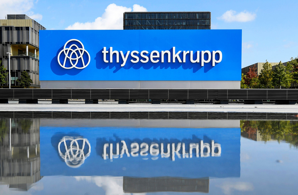 ThyssenKruppin logo pääkonttorin edustalla Essenissä.