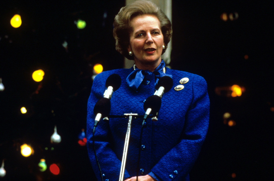 Siniseen asuun pukeutunut Thatcher puhumassa.