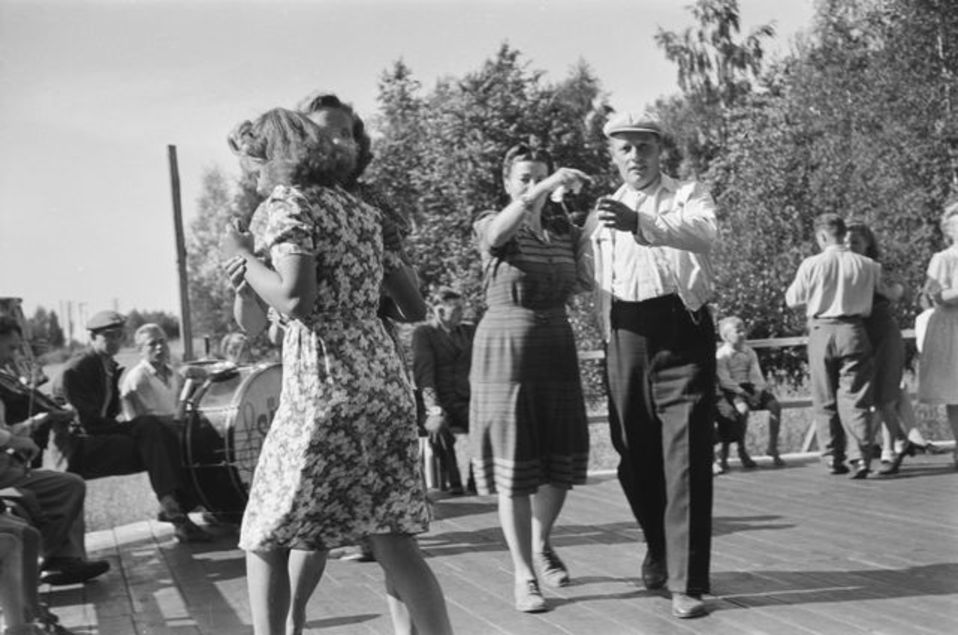 lavatanssit sunnuntaina Kyytinen Pekka, kuvaaja 1945–1949
