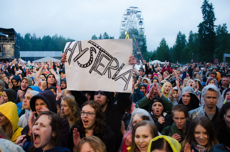 Publik med Hysteria-skylt