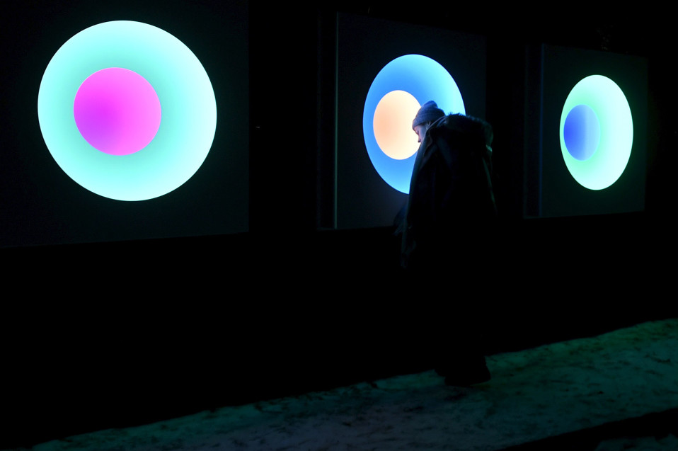 Alexander Salvesenin Relations of Colour -teosta Lux Helsinki -valofestivaalin ensimmäisenä päivänä Hanasaaressa Espoo 5. tammikuuta.