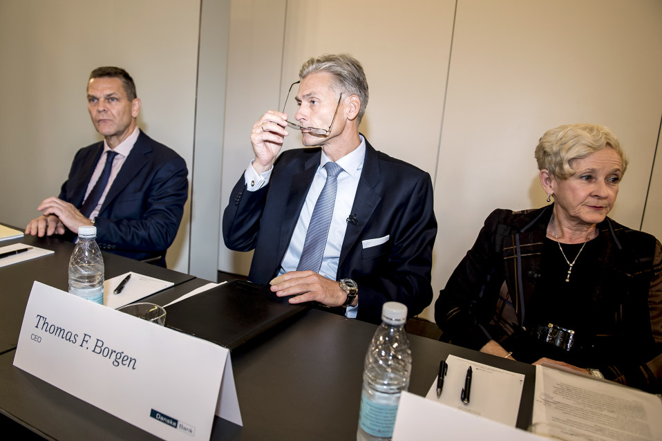 Ole Andersen, Thomas Borgen ja Carol Sergeant tiedotustilaisuudessa Kööpenhaminassa