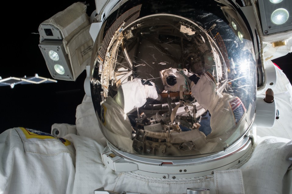 Astronautti ottaa selfien.
