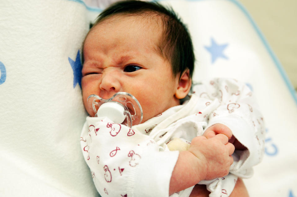 Nyfödd baby med ilsken uppsyn