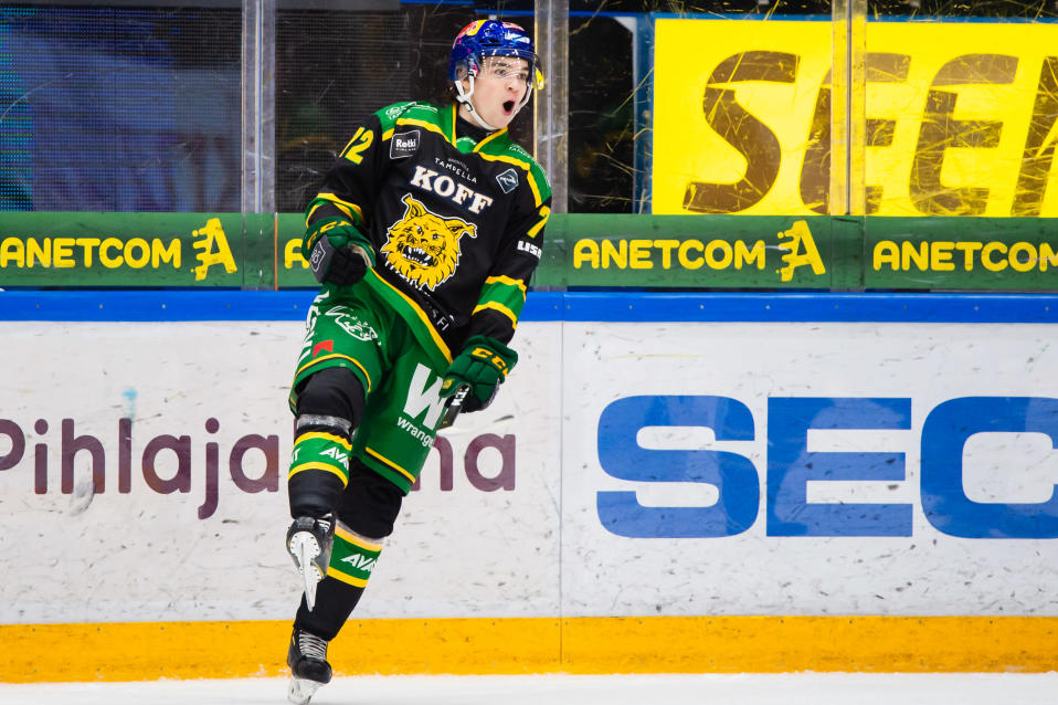 Matias Maccelli juhlii maalia Ilves-paidassa.