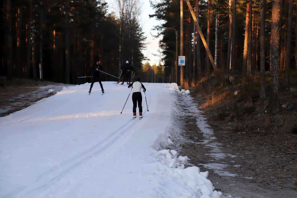 hiihtäjiä ladulla talvella 2020