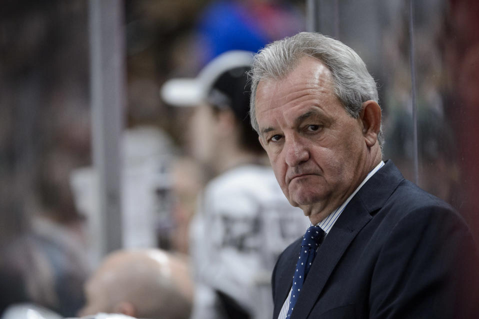Darryl Sutter katsoo alaviistoon mietteliäänä.