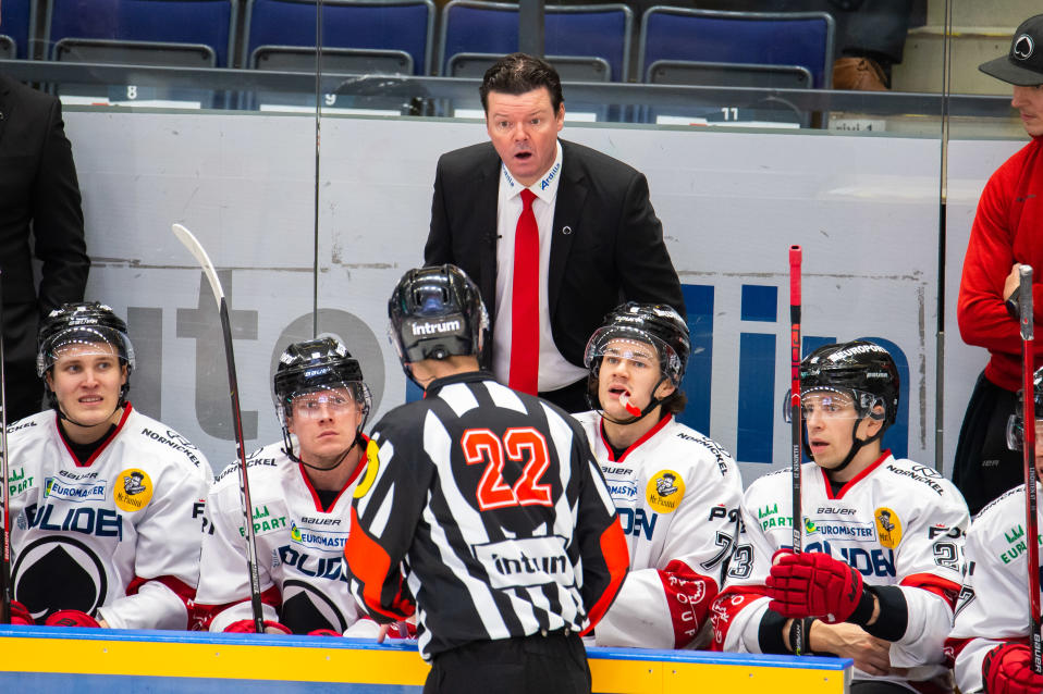Karri Kivi ihmettelee tuomarin ratkaisua ottelussa Lukko–Ässät 10.12.2021.