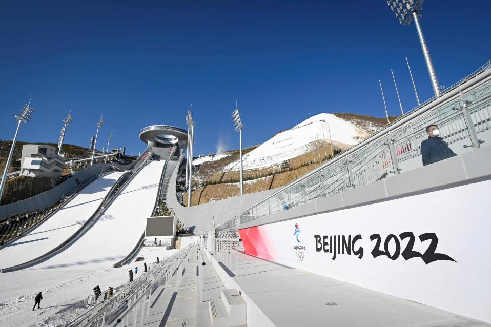 Pekingin vuoden 2022 talviolympialaisten mäkihyppystadion on tyhjillään.