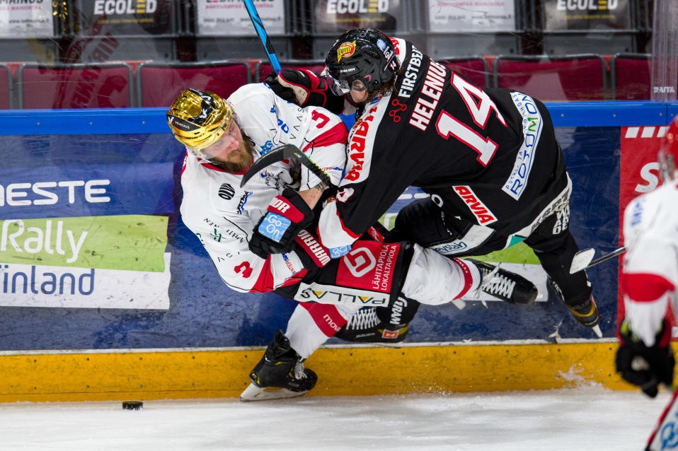 JYPin Samuel Helenius taklaa Sportin Jonne Virtasta SM-liigan ottelussa syksyllä 2020.