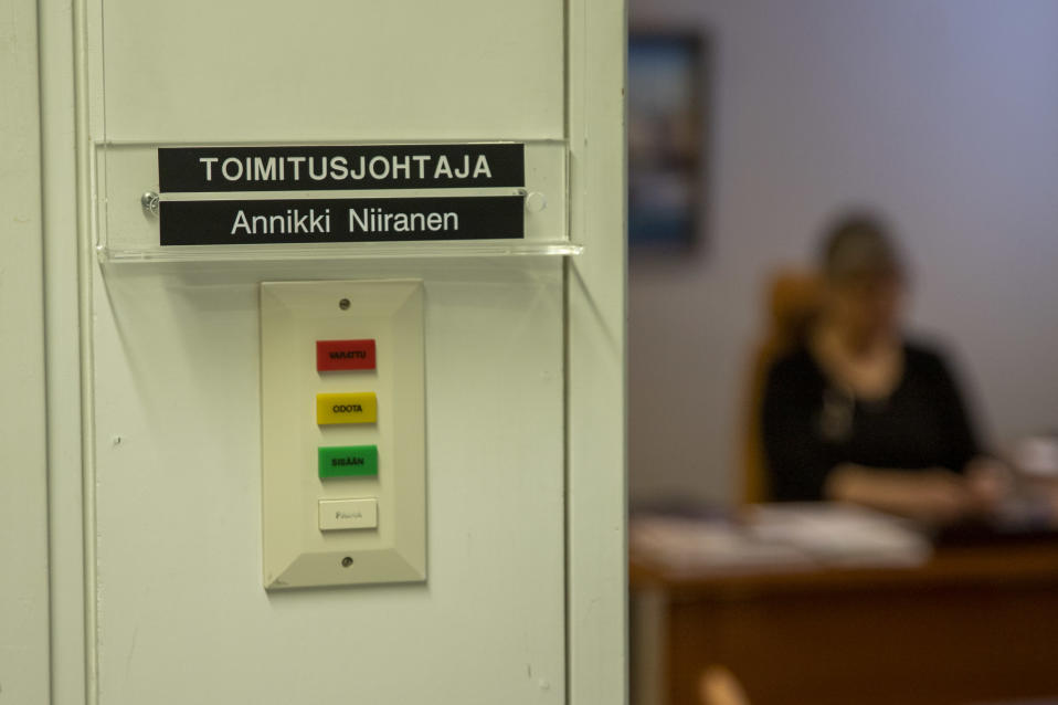 Työhuoneen ulkopuolella kyltti, jossa lukee