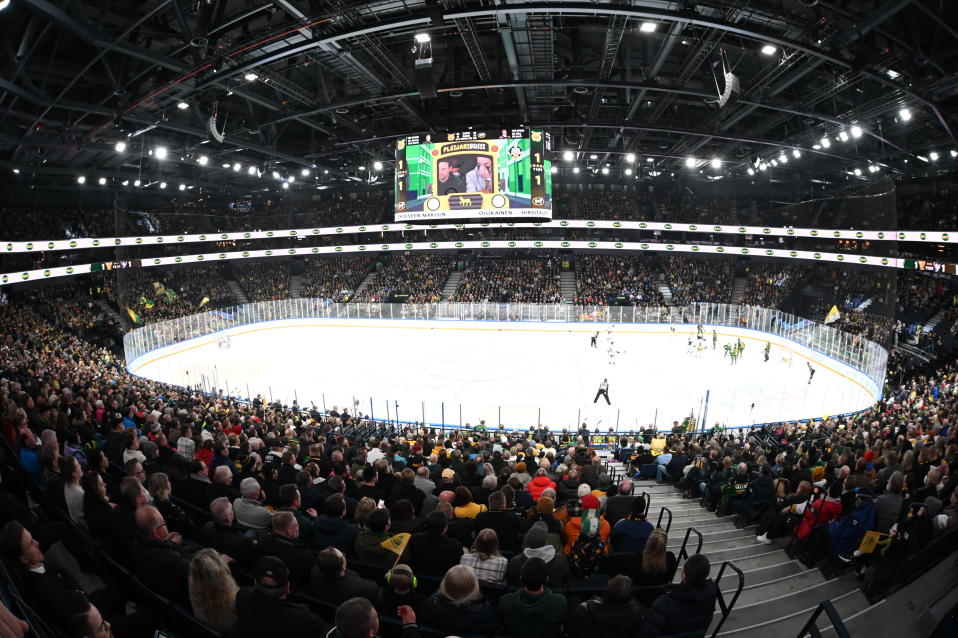 Yleisöä Tampereen areenassa Ilveksen ja Kärppien ottelussa pudotuspeleissä 2022.