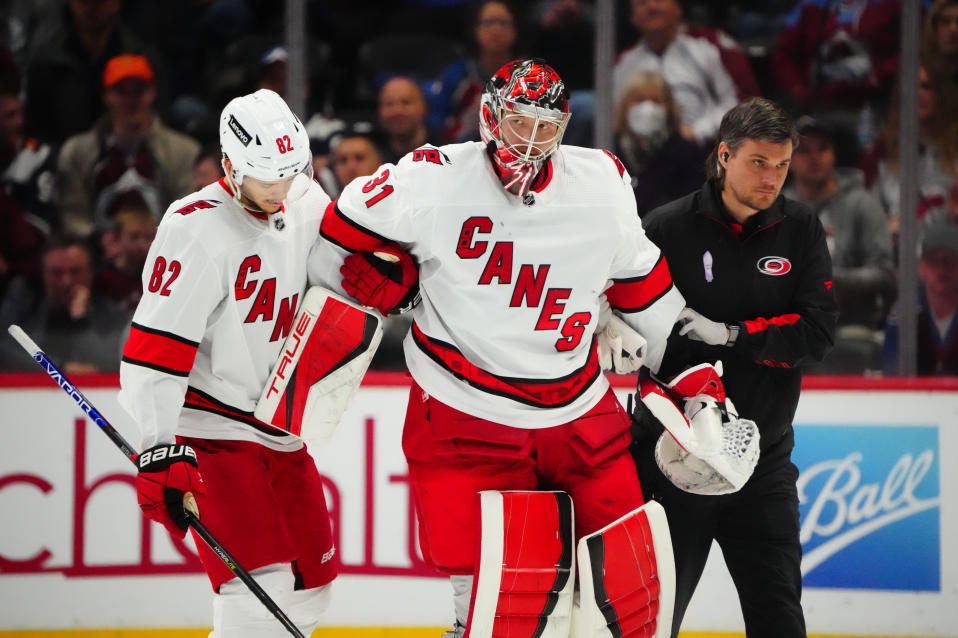 Frederik Andersen får hjälp med att lämna isen.