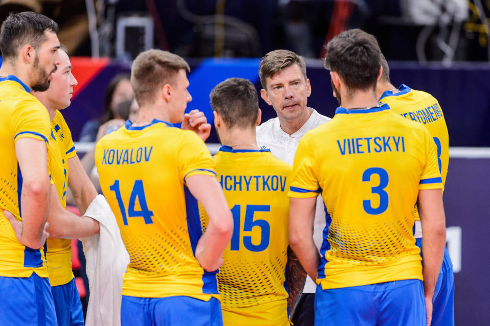 Päävalmentaja Ugis Krastins puhuu Ukrainan maajoukkueen pelaajille.