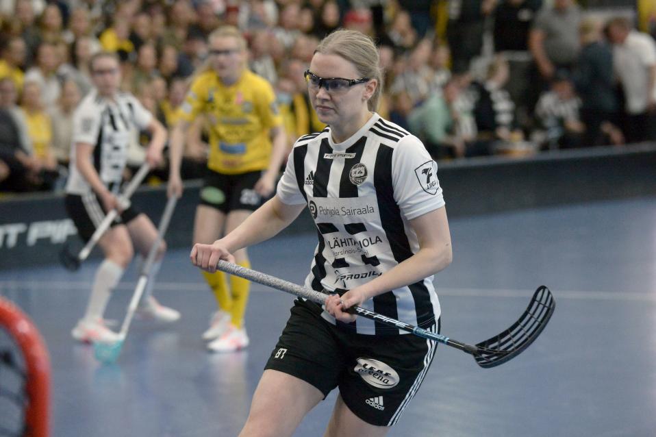 TPS:n Noora Rantanen pelaa salibandya mustavalkoraitaisessa paidassa.