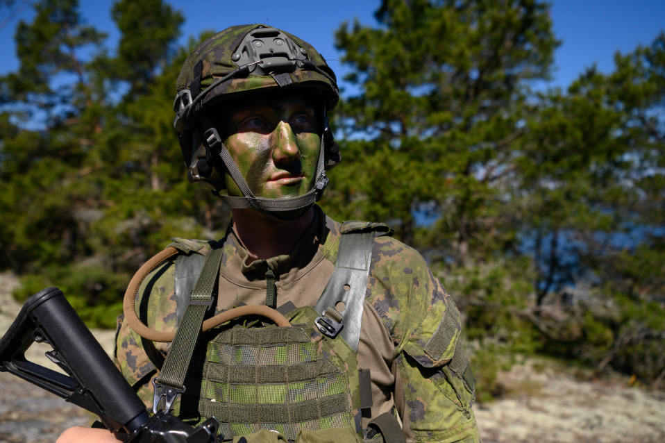 Suomalainen sotilas seisoo kalliolla