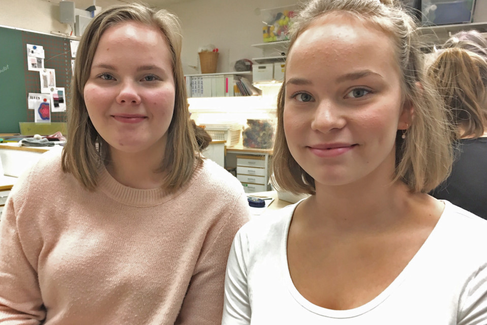 Sara Toijala ja Netta Markkula käsityötunnilla.