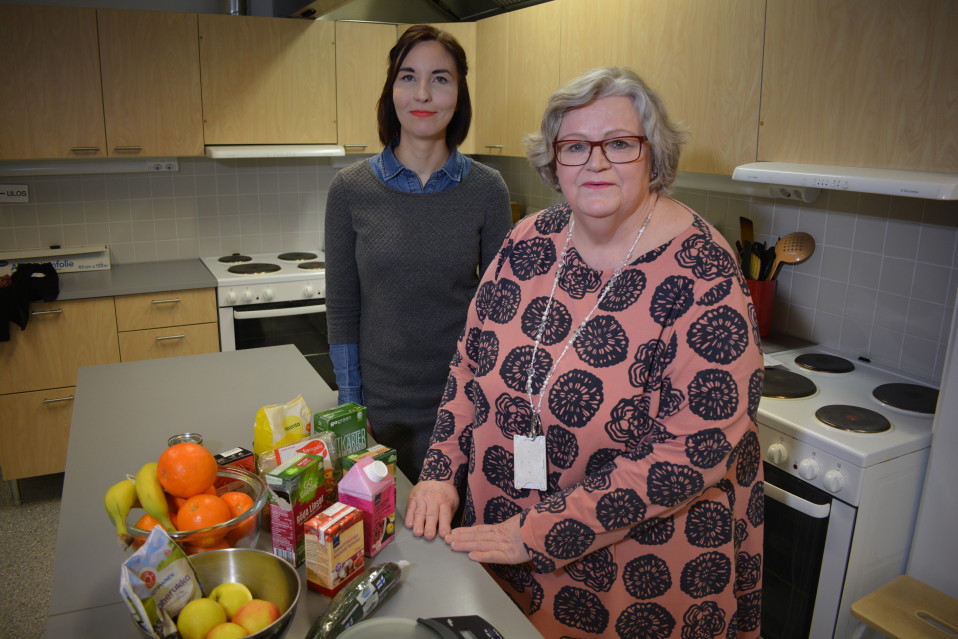 Ravitsemusterapeutti Saara Karjalainen ja kotitalousneuvoja Anna Riitta Miettinen Turun kaupungin opetuskeittiössä.