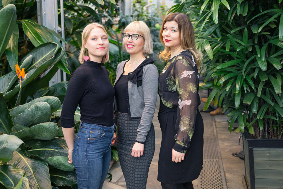 Punaisten lyhtyjen Helsinki -kirjan kirjoittivat Iisa Aaltonen, Katja Tikka ja Elina Maaniitty.