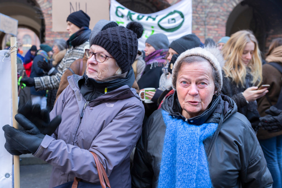 Bente Braarud osoittamassa mieltä ihmisjoukon keskellä