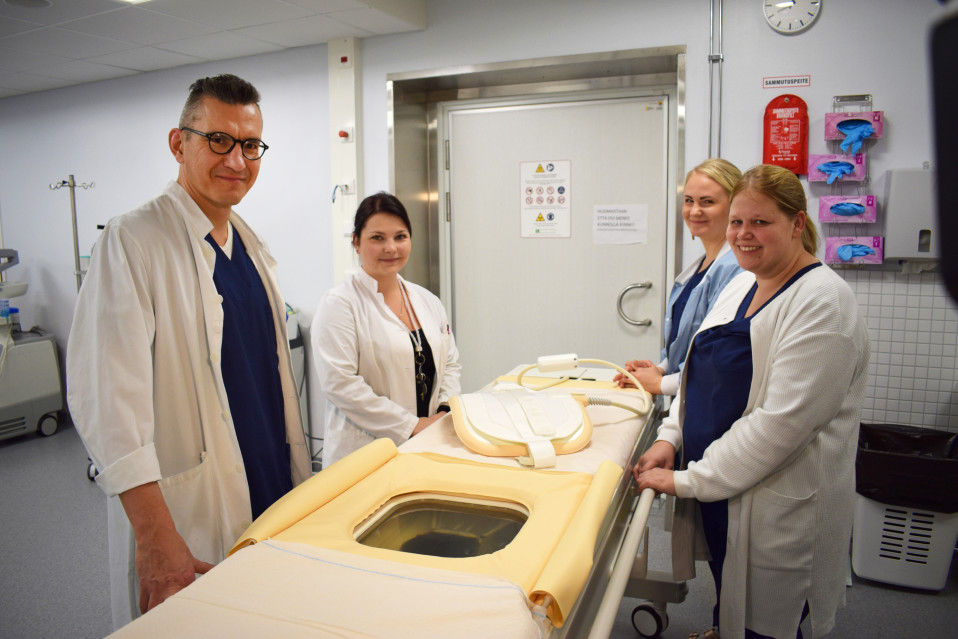 Työryhmää HIFU-laitteen ääressä.