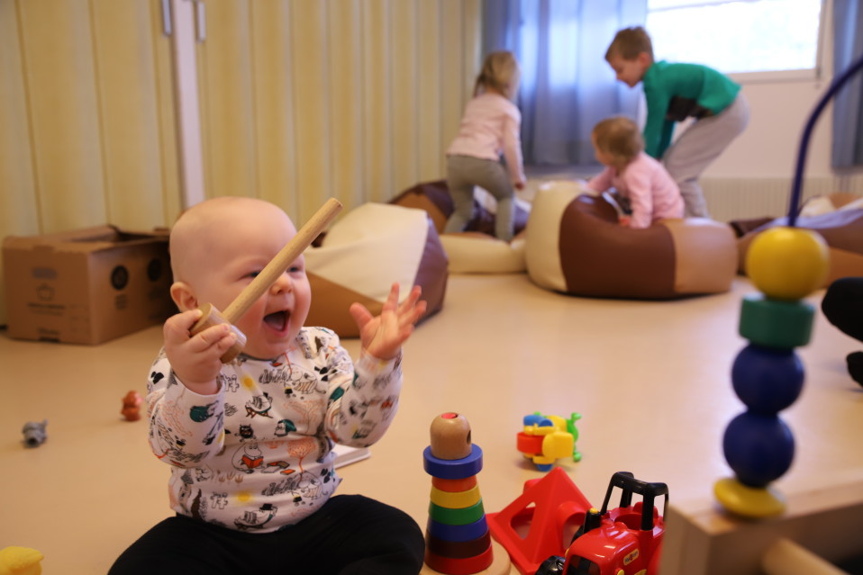 Lapsia MLL Siikaisten perhekahvilassa.