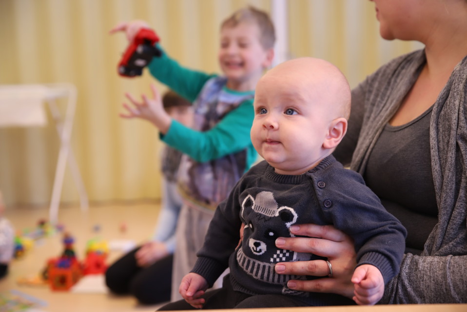 Lapsia MLL Siikaisten perhekahvilassa.