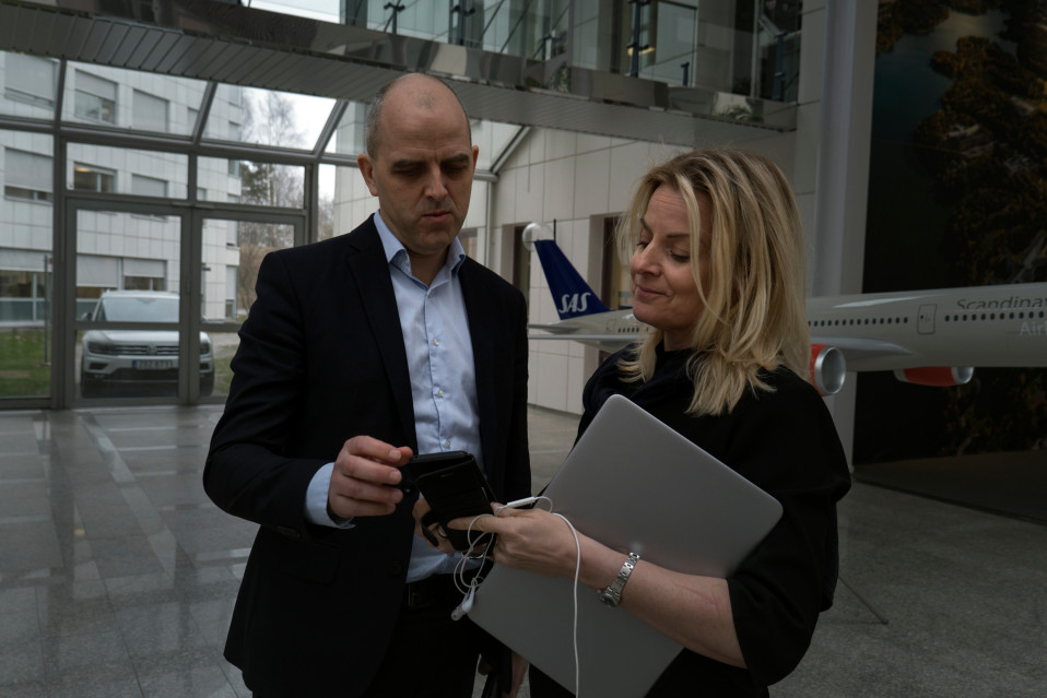 in ympäristö- ja yhteiskuntavastuujohtaja Lars Andersen Resare ja yhtiön Ruotsin-viestintäjohtaja Freja Annamatz