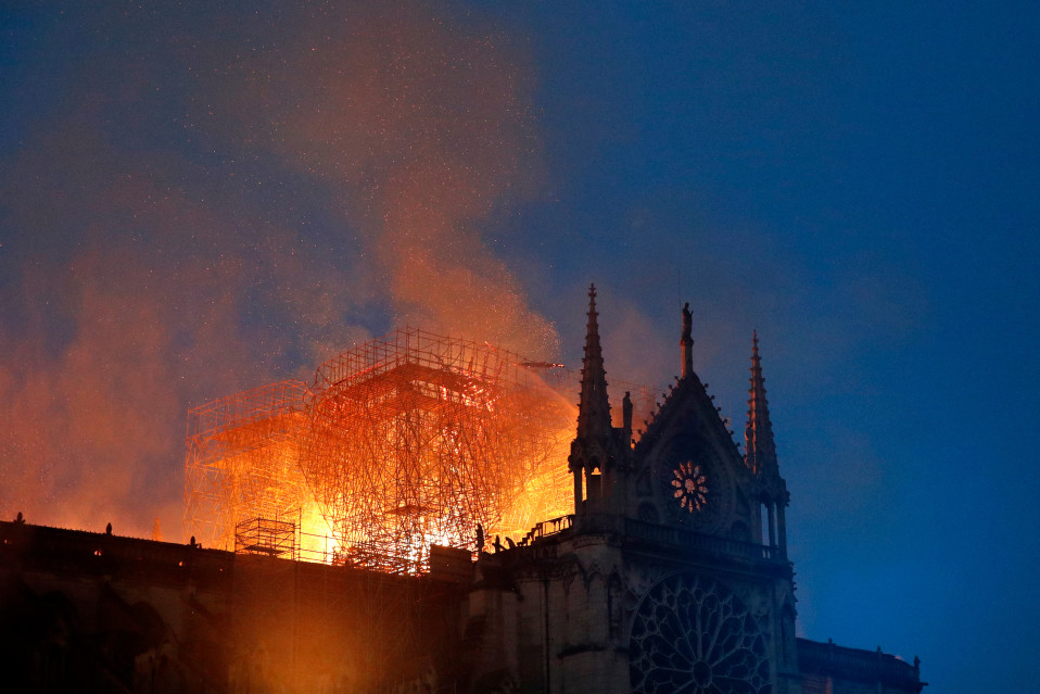 Huhtikuussa levisi erityisen paljon valeuutisia pariisilaisen Notre Dame -katedraalin palosta. Valeuutisissa väitettiin Ranskan keltaliivimielenosoittajien olleen palon takana, vaikka todellisuudessa palo sai alkunsa sähkön oikosulusta.