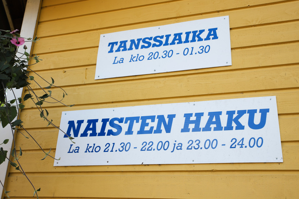 Kylttejä tanssilavan seinässä.