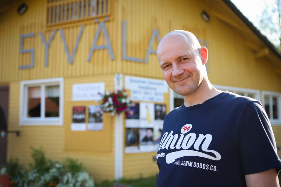 Juha Järvinen Syvälahden lavalla.