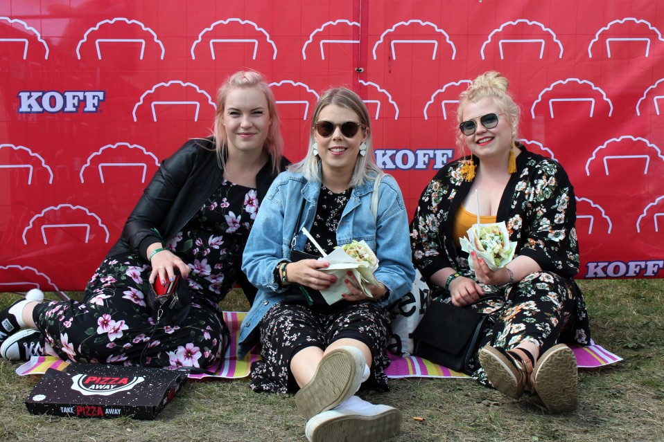 Kaverukset Ella Merilaita, Mira Taskinen ja Jenni Äijälä Ilosaarirockissa.