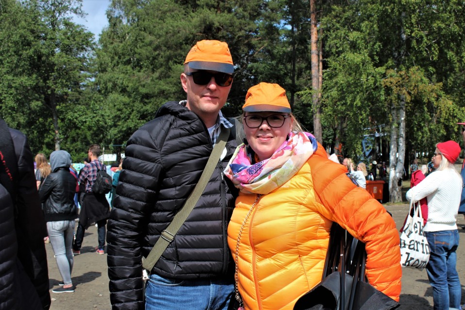 Pariskunta Pia ja Petteri Plätilä toppatakit päällä Ilosaarirockissa.