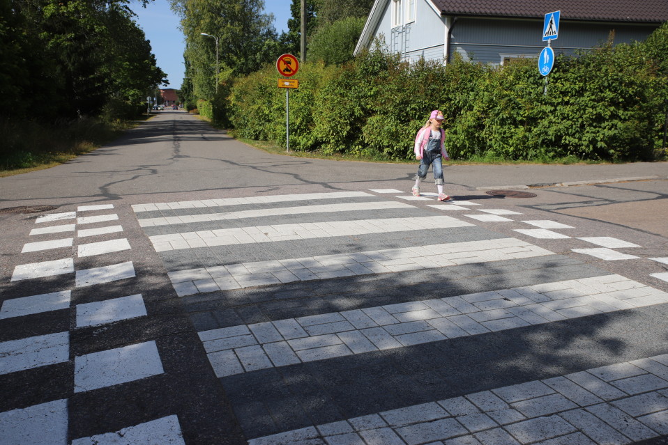 Hilda Häkkinen ylittää suojatietä.