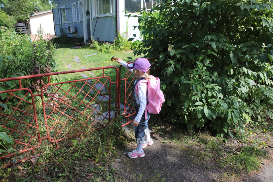 Hilda Häkkinen laittaa portin kiinni.