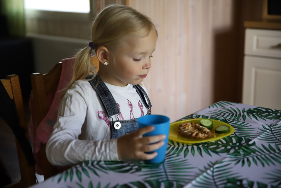 Hilda Häkkinen pöydän äärellä.