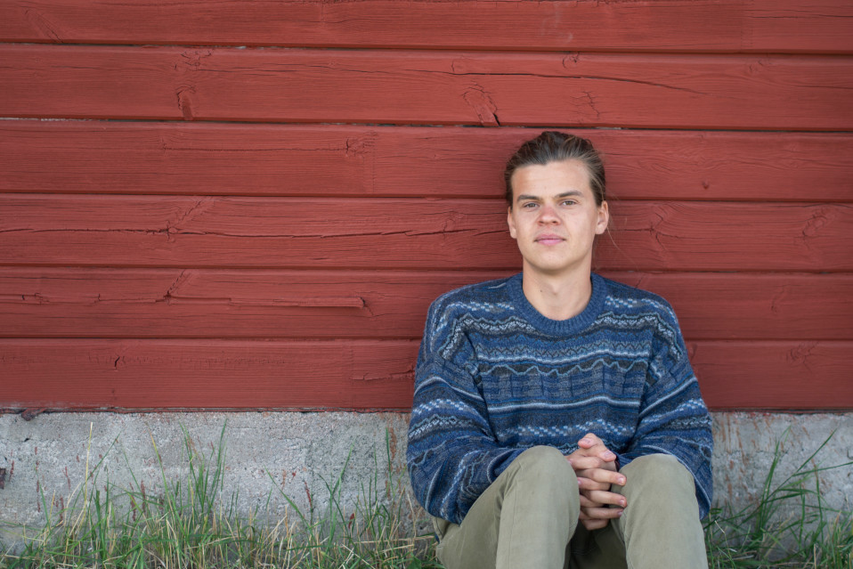 Jaakko Pohjolainen kuvattuna maaseudulla.