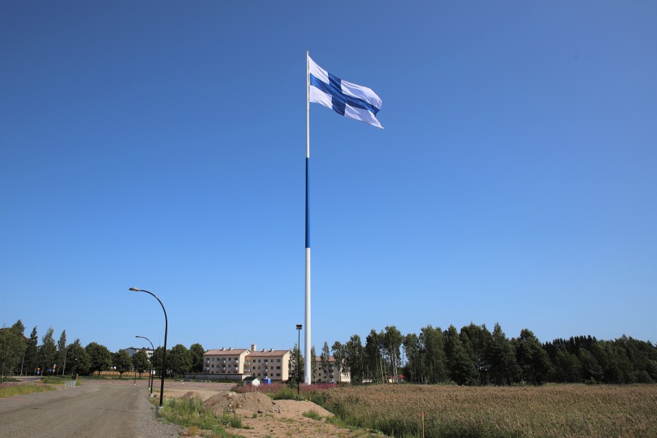 Haminan suurlipputanko ja lippu salossa.